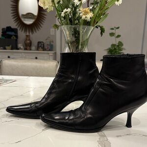 Vero Cuoio Black Pointed-Toe Leather Ankle Boots
